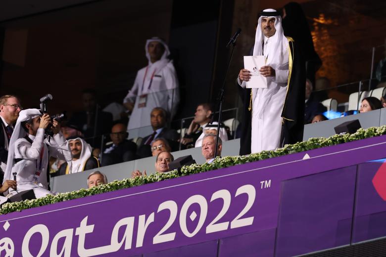 El Emir Sheikh Tamim bin Hamad al-Thani (R) de Qatar pronuncia un discurso junto al Rey de Jordania Abdullah II (2ndR) durante la ceremonia de apertura.