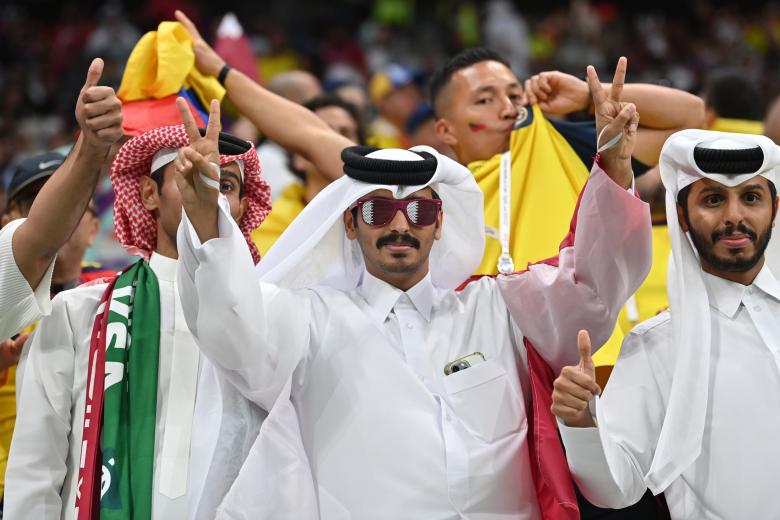 Los seguidores de Qatar animan antes del partido de fútbol del Grupo A de la Copa Mundial Qatar 2022 entre Qatar y Ecuador