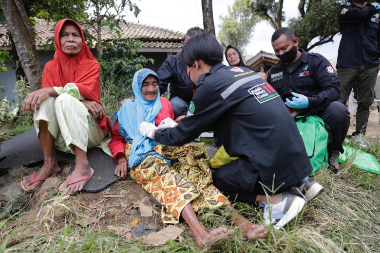 Los residentes reciben tratamiento médico por voluntarios después del terremoto de magnitud 5,6, en Cianjur, Indonesia
