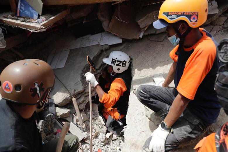 Equipos de rescate trabajan para encontrar supervivientes debajo de los escombros en Cianjur, la ciudad más afectada por el terremoto y sus réplicas
