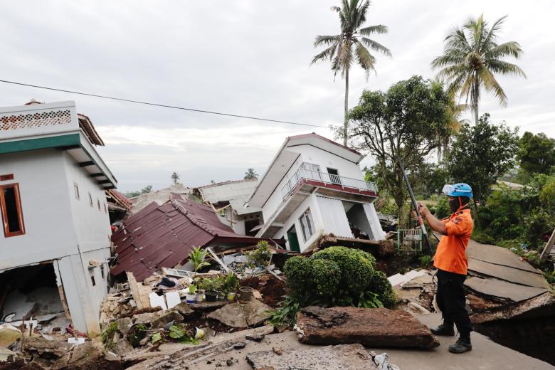 Un rescatista toma fotos de un internado islámico derrumbado causado por el terremoto en Cianjur, Indonesia