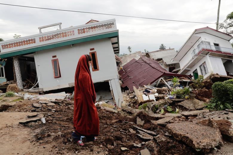 Un joven pasa delante de una escuela islámica destruida por el terremoto en Cianjur.Un terremoto de magnitud 5,6 sacudió el lunes la provincia de Java Occidental, la más poblada del archipiélago del sudeste asiático. El último balance del desastre es de 268 muertos, 1.000 heridos y 151 desaparecidos.
