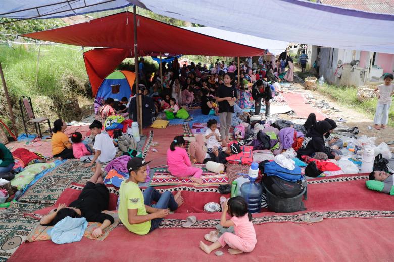 La gente se reúne en un refugio después del terremoto y para estar a salvo durante las réplicas