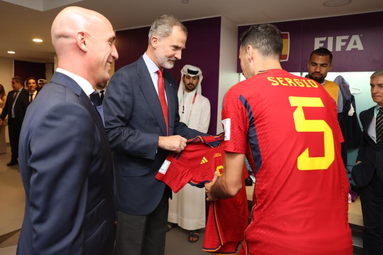 Felipe VI junto a Sergio Busquets, capitán de España en este Mundial