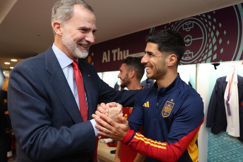 Felipe VI saluda a Marco Asensio, autor de uno de los siete goles de España a Costa Rica