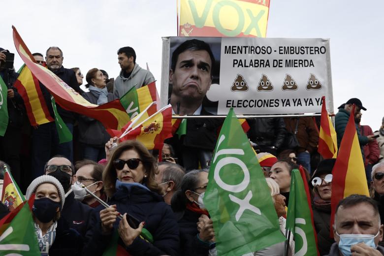 Un hombre mantiene una pancarta durante concentración que VOX ha convocado para exigir la dimisión del Presidente del Gobierno, Pedro Sánchez, y la convocatoria de elecciones anticipadas