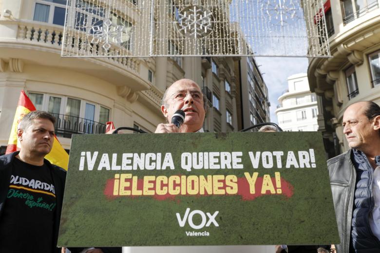 Un hombre mantiene una pancarta durante concentración que VOX ha convocado para exigir la dimisión del Presidente del Gobierno, Pedro Sánchez, y la convocatoria de elecciones anticipadas