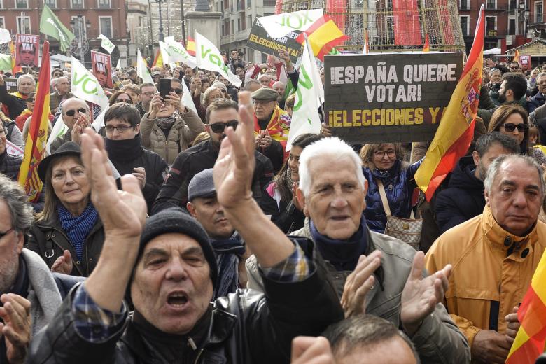 Un momento de la concentración que VOX ha convocado hoy en Valladolid para exigir la dimisión del Presidente del Gobierno, Pedro Sánchez, y la convocatoria de elecciones anticipadas.