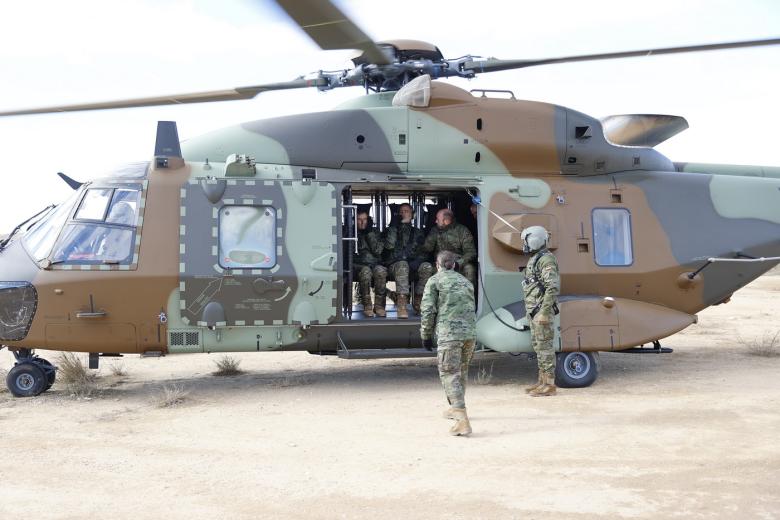 Su Majestad el Rey embarca en un helicóptero NH90 de la FAMET