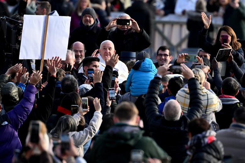 Vatican City (Vatican City State (holy See)), 30/11/2022.- Pope Francis arrives with the the popemobile to Saint Peter's Square to lead the weekly general audience, Vatican City, 30 November 2022. (Papa) EFE/EPA/ETTORE FERRARI ITALY OUT