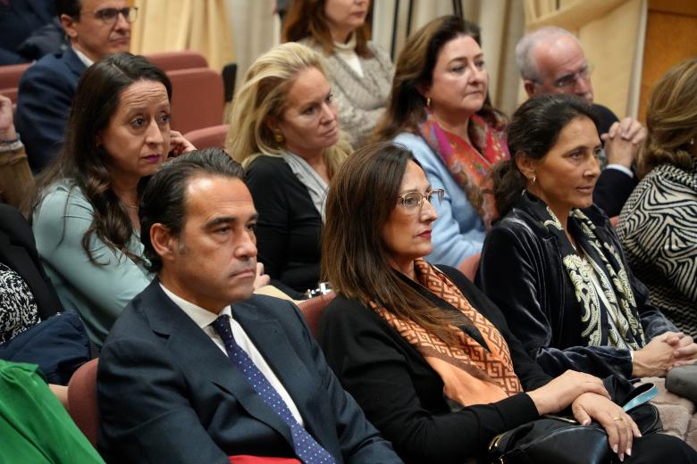 El abogado César Ollero y la escritora Almudena Villegas entre el público asistente