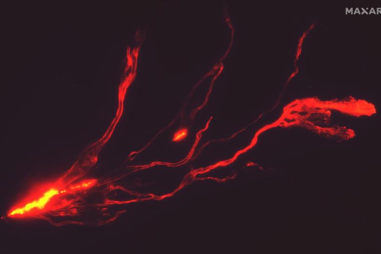 Una imagen satelital proporcionada por Maxar Technologies muestra una descripción general nocturna de los flujos de lava de Mauna Loa