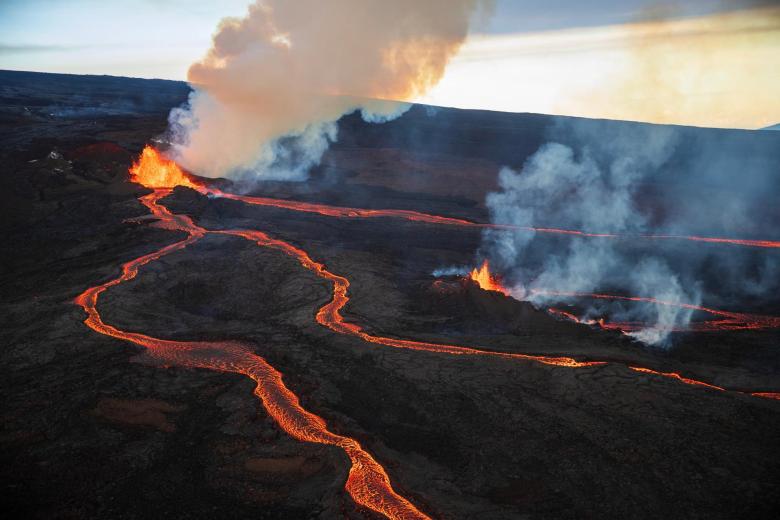 El volcán activo más grande del mundo, Mauna Loa, continúa en erupción desde su grieta noreste