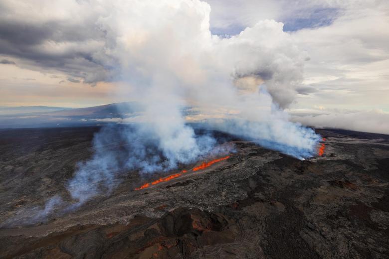 Después de la ruptura inicial en el cráter Mokuaweoweo en la cumbre, la actividad migró por la grieta noreste de Mauna Loa, con una cortina de fuego de una milla de largo