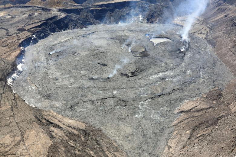 Fotografía cedida por el Servicio Geológico de Estados Unidos (USGS) donde se muestra una vista aérea del suelo del cráter Halema'uma'u en la cumbre del volcán de escudo Kīlauea