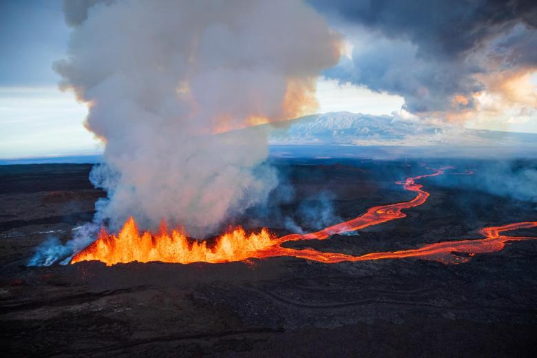 El volcán de Mauna Loa se encuentra a pocos kilómetros del de Kilauea, que en 2018 sufrió una erupción que destruyó más de 700 hogares, obligando a varios residentes a desplazarse