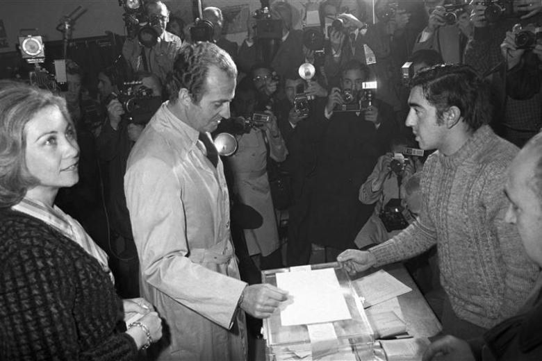 Los Reyes don Juan Carlos y doña Sofía, en el momento de la votación