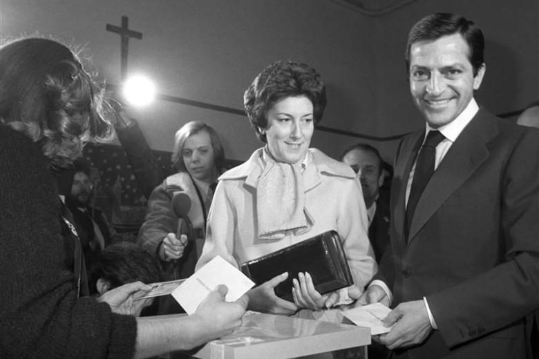 Adolfo Suárez era entonces el presidente del Gobierno. En aquella votación se decidía todo. Y por ello aplicó todas las técnicas de publicidad política que se manejaban en el momento. Lemas como “Tu voto es tu fuerza”, “Contra nadie, a favor de todos” o “Un voto vale más de mil gritos” se difundieron por todos los medios. También se empleó el catalán, el euskera y el gallego para difundir los mensajes favorables a la Carta Magna.