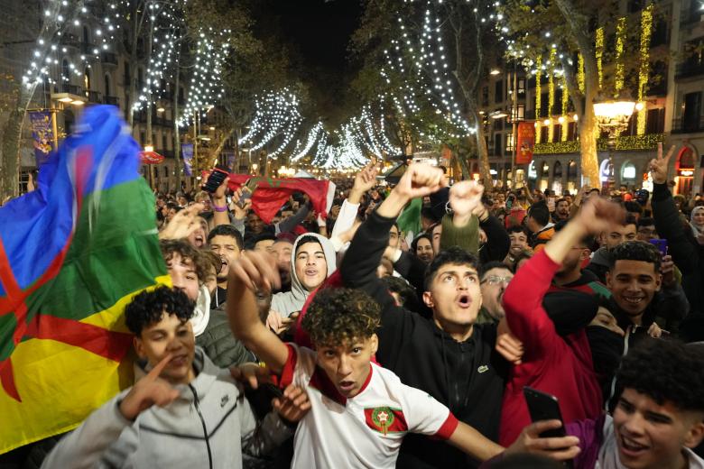Con banderas y cánticos a favor de Marruecos han celebrado este histórico pase a cuartos del Mundial