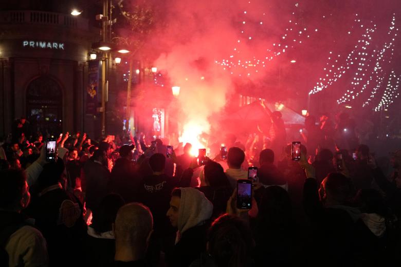 Con bengalas y muchos cánticos decenas de aficionados marroquíes han festejado que España haya caído ante Marruecos en Qatar