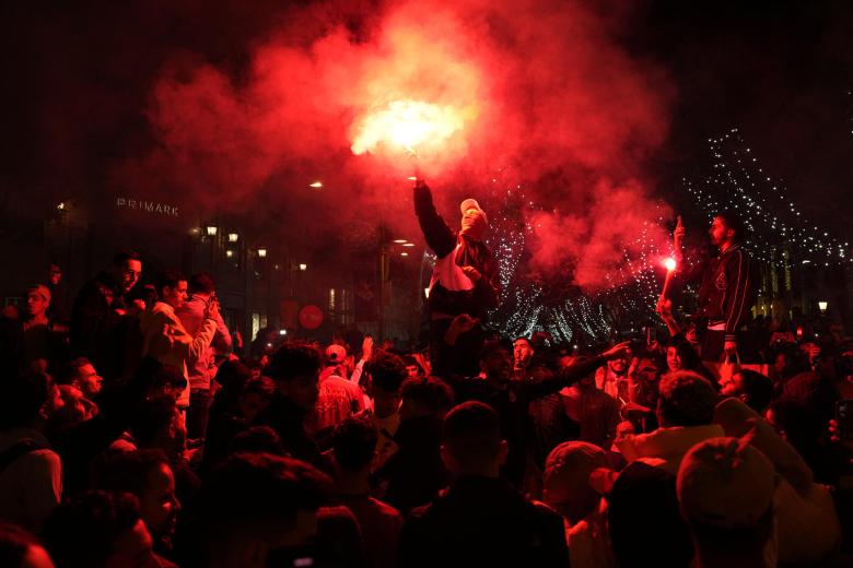 Bengalas, gritos a favor de Marruecos y muchos cánticos: así han celebrado los marroquíes en Barcelona la victoria sobre España