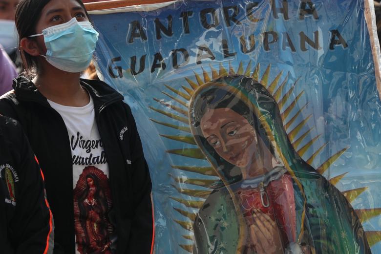 MEX2267. CIUDAD DE MÉXICO (MÉXICO),10/12/2022.- Feligreses arriban en peregrinación a la Basílica de Guadalupe hoy, en Ciudad de México (México). El Día de la Virgen de Guadalupe se celebra el próximo lunes cuando millones de peregrinos viajan de todos los rincones del país, de otros países de América e incluso de otros continentes para visitar la Basílica. EFE/ Sáshenka Gutiérrez