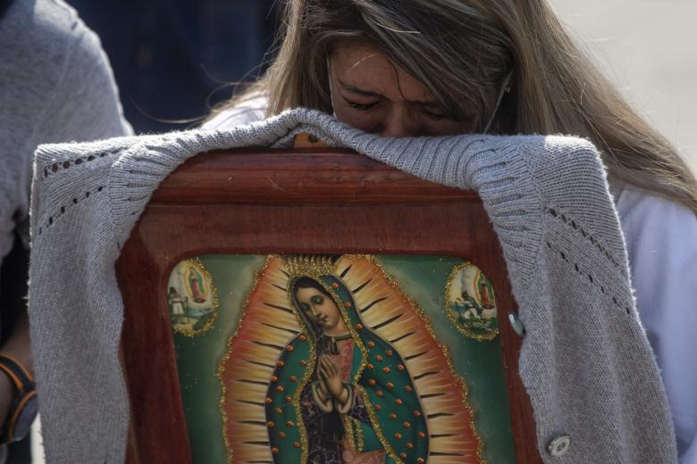 -FOTODELDÍA- MEX2332. CIUDAD DE MÉXICO (MÉXICO), 11/12/2022.- Feligreses en peregrinación llegan para festejar el día de la Virgen de Guadalupe hoy, en la Basílica de Guadalupe, de Ciudad de México (México). Cientos de miles de peregrinos comenzaron a llegar este domingo, en mayor cantidad, a la Basílica de Guadalupe en Ciudad de México en la víspera del Día de la Virgen que se celebrará el lunes luego de dos años de restricciones por la pandemia de la covid-19. EFE/ Isaac Esquivel