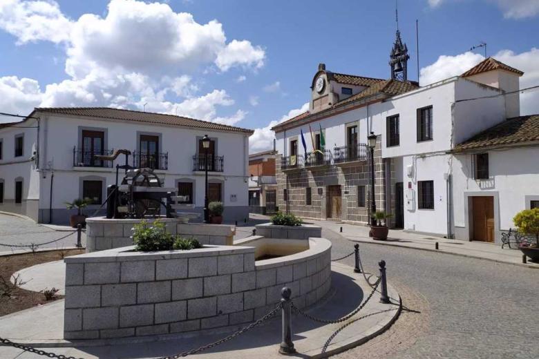 El municipio cordobés de Añora, con su Ayuntamiento al fondo
