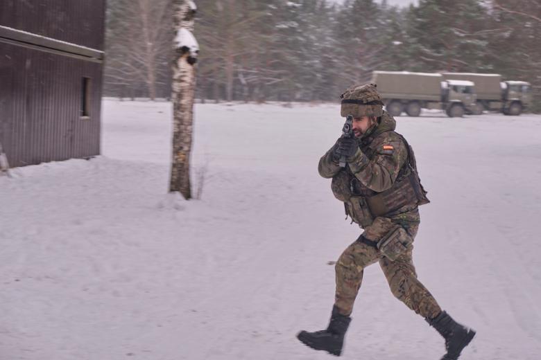 La operación en Letonia se complementa con la operación 'Baltic Air Policing-BAP', iniciada para defender el espacio aéreo del Báltico, así como la operación NATO 'Force Integration Unit-NFIU', una de cuyas sedes está en la capital letona. En la imagen, un soldado español durante un adiestramiento