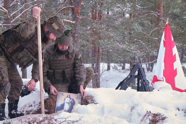 Desde el frío Báltico, el personal del 
@EjercitoTierra
 desplegado para garantizar la defensa colectiva de la alianza 
@NATO
 también rindió homenaje a la Inmaculada, patrona de la Infantería