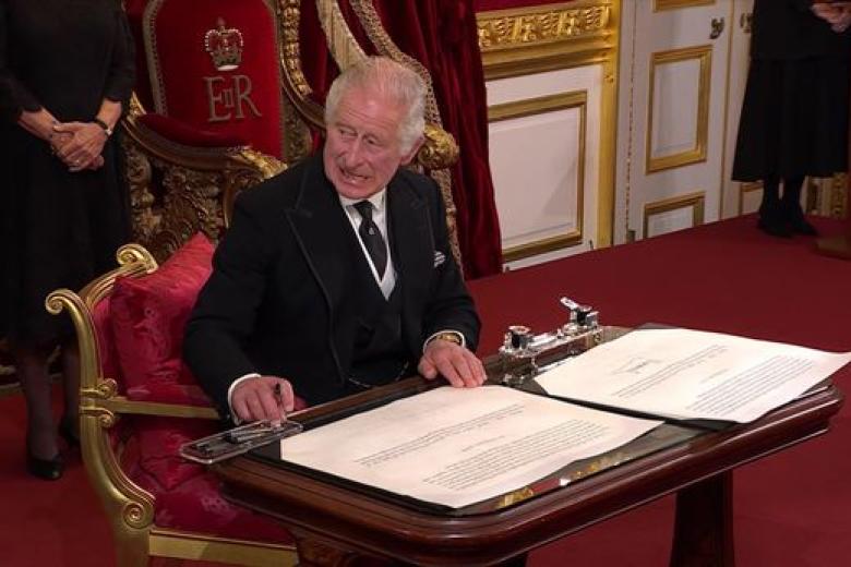 Menos de 48 horas después de convertirse en monarca, Carlos asistió a una reunión del Consejo de Adhesión, donde fue proclamado rey oficialmente.