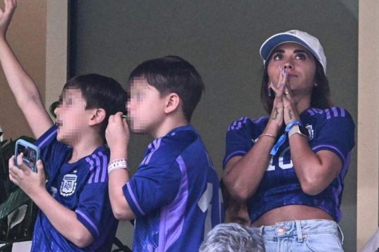 La mujer de Leo Messi, Antonella Roccuzzo, con sus tres hijos