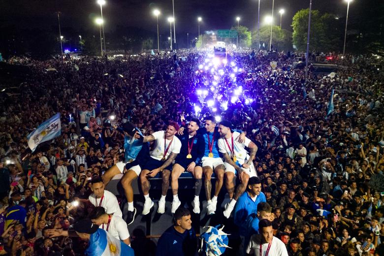 Leo Messi junto a sus compañeros en el autobús de la celebración
