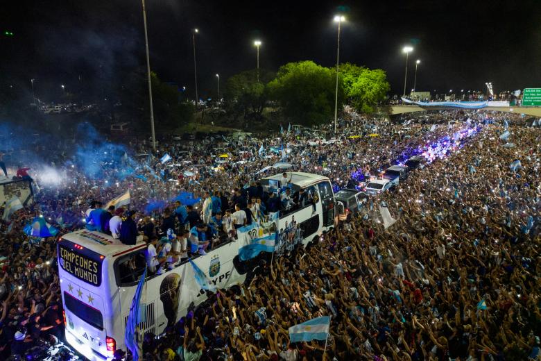 Lleno absoluto en las calles de Buenos Aires para recibir a la selección argentina
