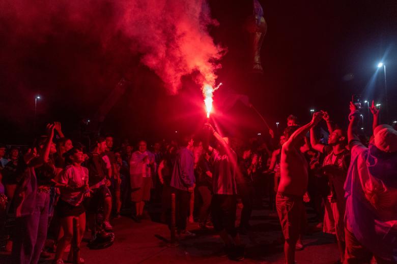 Los aficionados argentinos encienden bengalas para celebrar la victoria