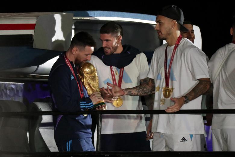 Messi junto a su amigo De Paul en la llegada a Buenos Aires
