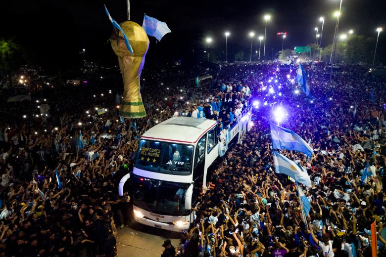 El autobús de los jugadores y una Copa del Mundo gigante