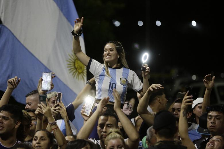 Aficionados argentinos ilusionados con la llegada de sus jugadores