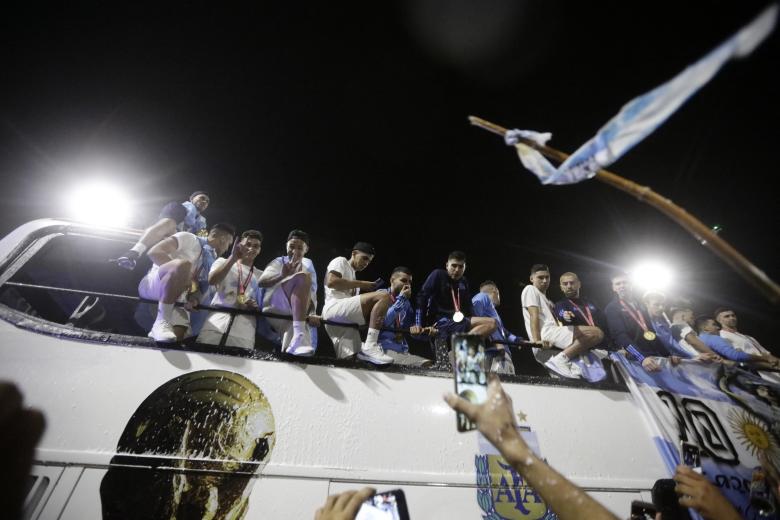 Los jugadores de la selección argentina saludan a los aficionados