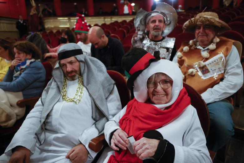 MADRID, 22/12/2022.- Un hombre ataviado con un traje estampado con décimos de lotería en el Teatro Real en Madrid donde se celebra el sorteo de El Gordo de Navidad, este jueves. EFE/ Javier Lizón