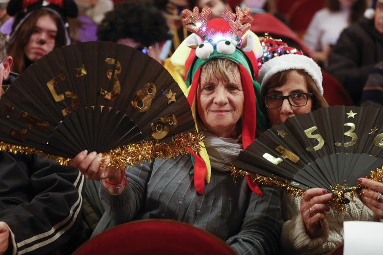 MADRID, 22/12/2022.- Varias personas disfrazadas esperan el comienzo del sorteo de El Gordo de Navidad en el Teatro Real en Madrid, este jueves. EFE/ Javier Lizón