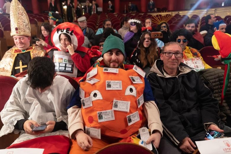 Varias personas disfrazadas al inicio del Sorteo Extraordinario de la Lotería de Navidad 2022, en el Teatro Real de Madrid