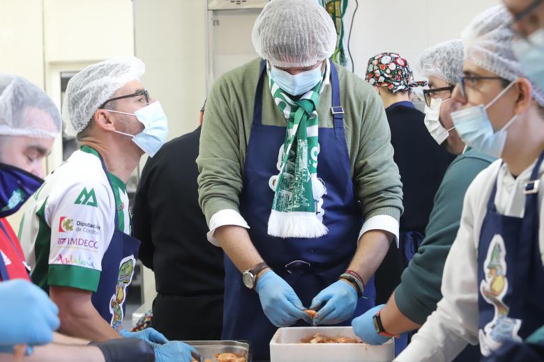 Preparación de los menús solidarios del Club Cocinillas