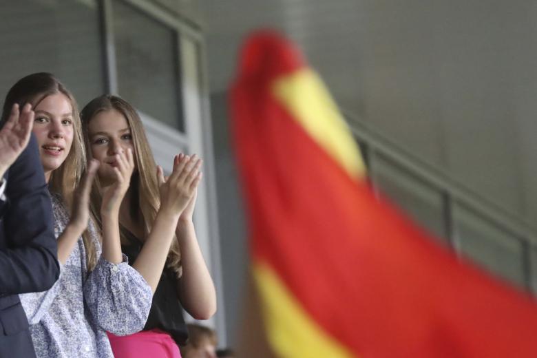 La Princesa de Asturias y la Infanta Sofía, en el encuentro de las Selecciones Femeninas de Fútbol de España y Dinamarca de la Eurocopa, en Londres (Reino Unido)