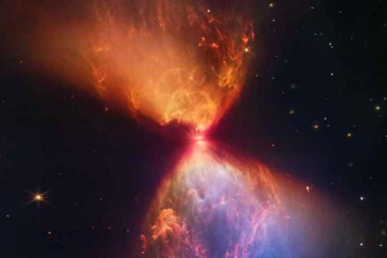 Conocida como 'reloj de arena', la protoestrella L1527, fotografiada en esta imagen por el James Webb, está ubicada en una nube oscura de material que alimenta su crecimiento