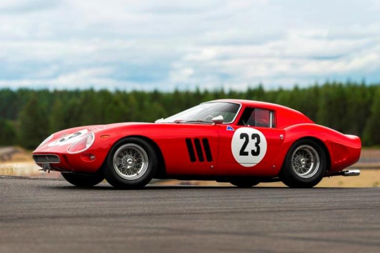 Ferrari 250 GTO. Ferrari es un clásico de estas listas, un valor seguro, algo así como los Picasso del automóvil. en este caso esta preciosa unidad, una de las cuatro existentes, fue subastada por 45 millones de euros en 2018