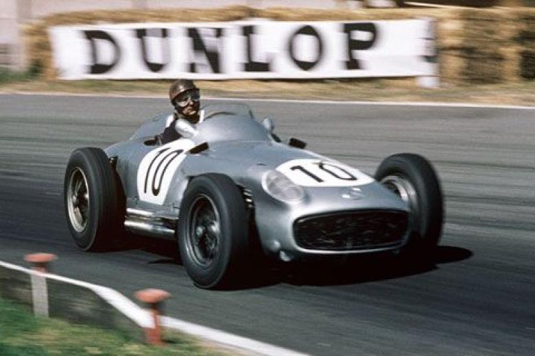 Mercedes-Benz W196, 1954. El hecho de que esta unidad fuera pilotada por el mismísimo Juan Manuel Fangio la ha revalorizado hasta los 27 millones de euros que pagó un particular en una subasta de Bonhams por esta mítica flecha de plata