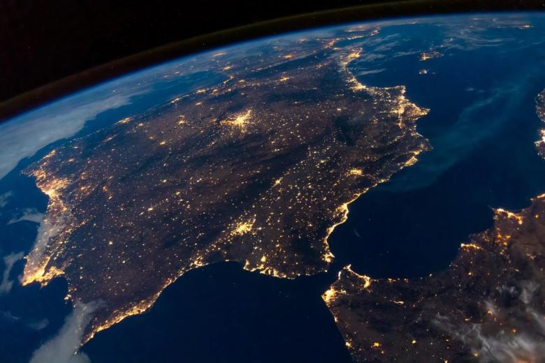 Tomada por la astronauta de la ESA, Samantha Cristoforetti durante la misión Minerva, muestra el espectacular aspecto de la península ibérica de noche, con los principales centros urbanos iluminados.