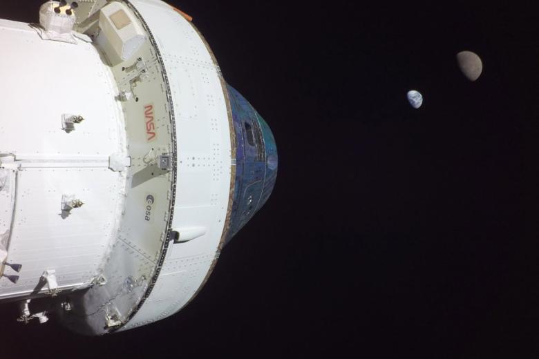 Módulo del Servicio Europea de la ESA que alimenta la nave espacial Orión de la NASA junto a las imágenes de la Tierra y la Luna.