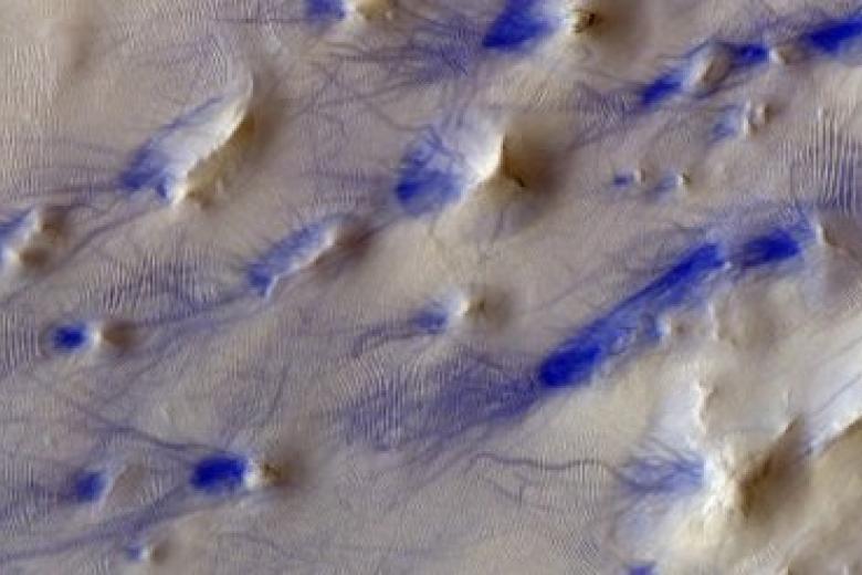 Huellas esculpidas por el viento en el cráter Hooke, en las tierras altas del sur de Marte.